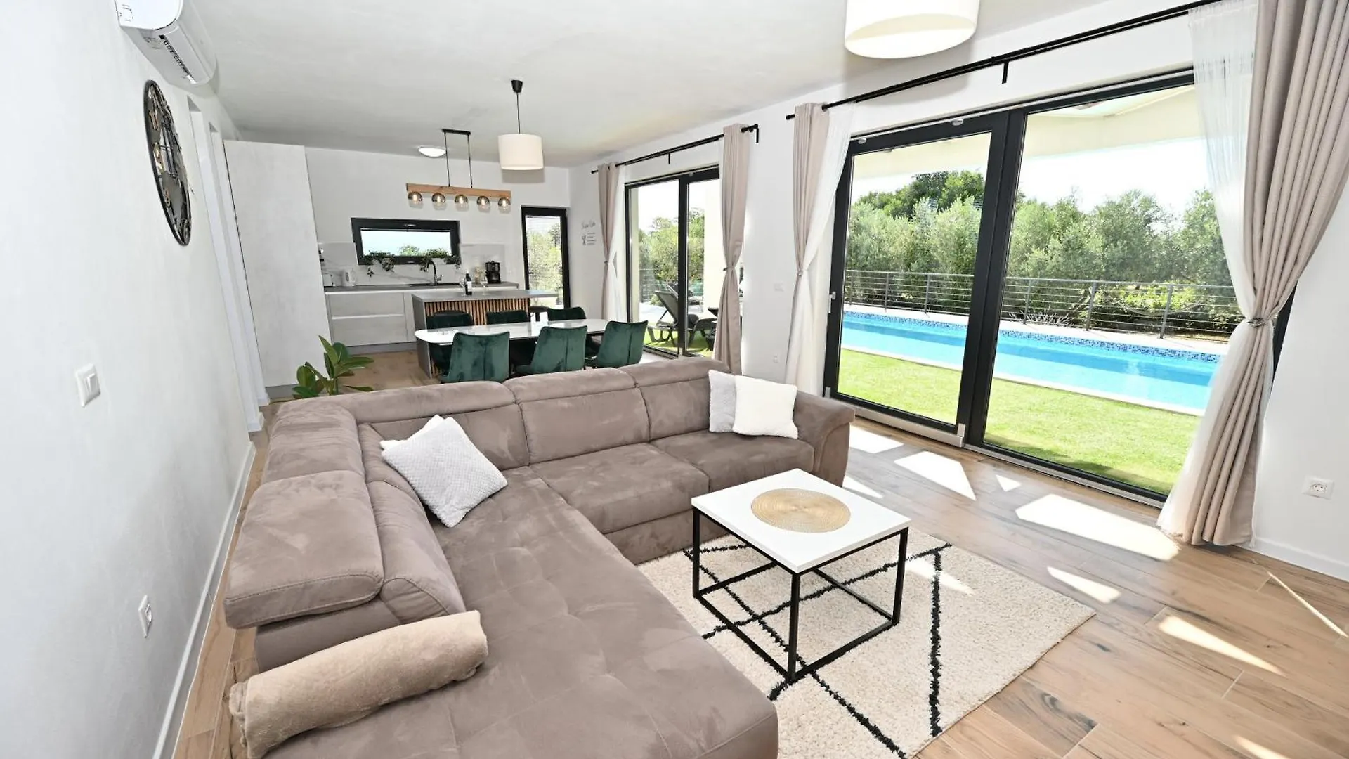 Villa Dasi S Grijanim Bazenom Posedarje 0*,  Croatia